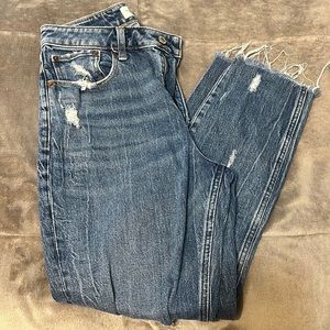 A&F Distressed High Rise Mom Jeans 28/6R